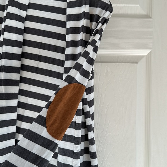 Zanzea grey and white striped jersey cardigan with suede elbow patches (M). - Picture 3 of 5